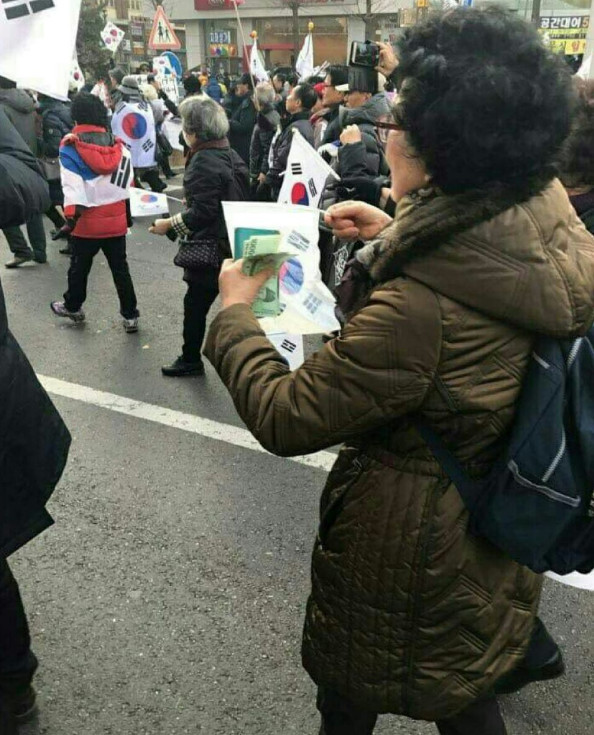 행진하랴 일당세랴 정신없는 박사모 | 인스티즈