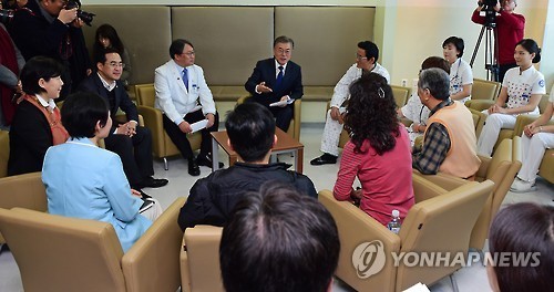 보호자없는 환자 안심병원 찾은 오늘자 문재인 .jpg | 인스티즈