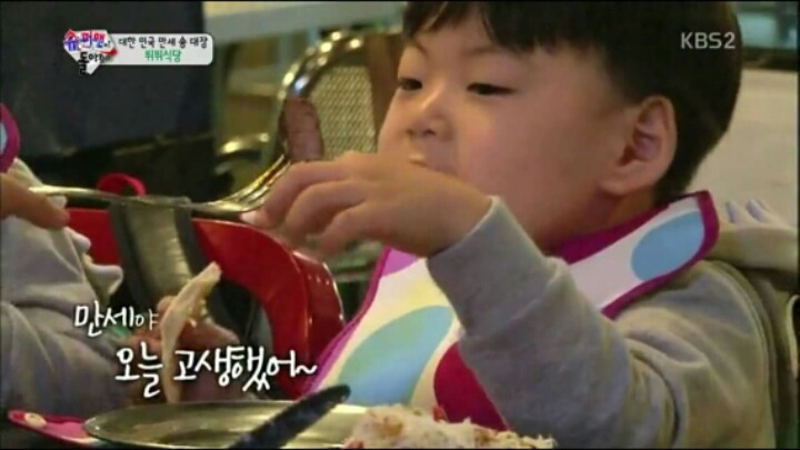 [슈퍼맨이돌아왔다] 만세에게 스테이크 양보하는 대한이.jpg | 인스티즈