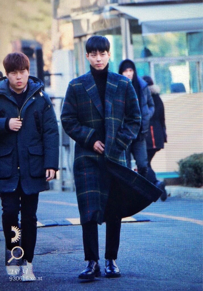 오늘자 롱코트입고 뮤직뱅크 출근하는 박보검.jpg | 인스티즈