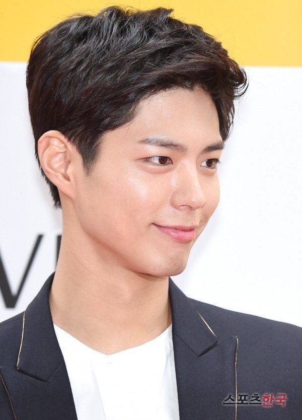 박보검 오늘자 명동에서 기사 사진.jpg | 인스티즈