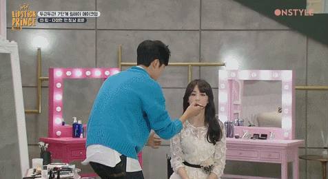 박하선 화장해주면서 안절부절 떨려서 숨도 제대로 못쉬는 남아이돌들.gif | 인스티즈