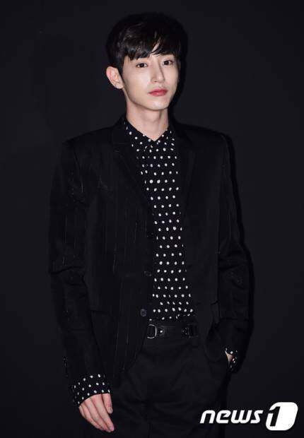 오늘 자 생로랑 행사장에 참석한 뭔가 어색해진 이수혁.jpg | 인스티즈