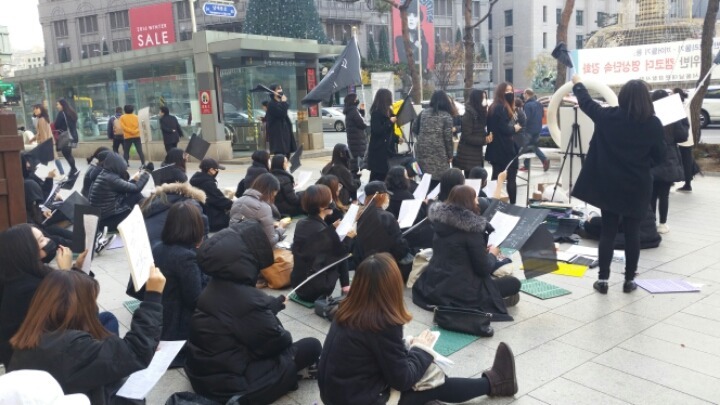 어떡하지 나 임신한 것 같은데...의사들이 중절수술 파업했대. 나 아직 대학생인데...ㅜㅜ낳아야하는거야? | 인스티즈