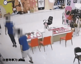 폭행당하는 휴대폰 매장 직원 | 인스티즈