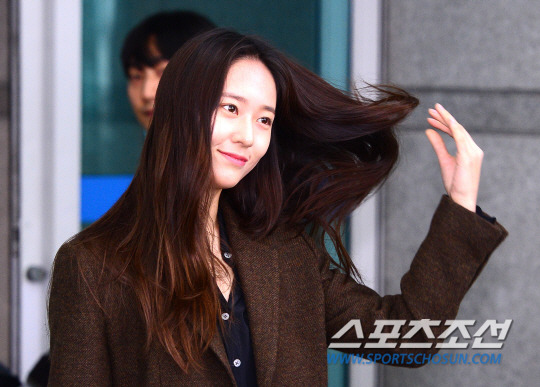 오늘자 같은곳 출국하는 수지 크리스탈.jpg | 인스티즈