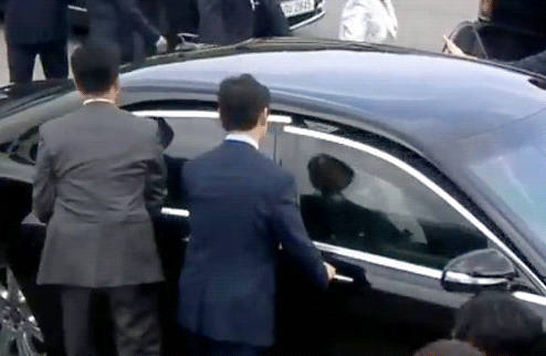 김경수 의원 차 안에서 넥타이 푸는 장면.gif | 인스티즈