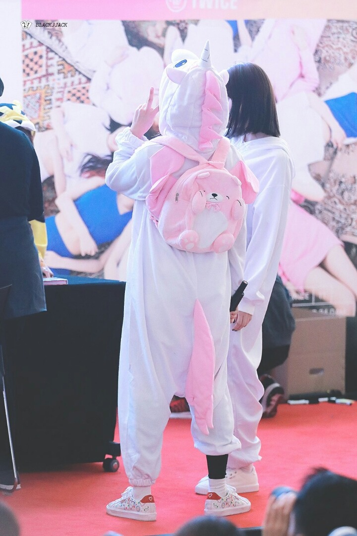 [트와이스] 지효:(폴짝)(줍줍)다혀나 이거 떨어져써... | 인스티즈
