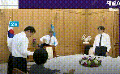 여초에서 화제된 청와대 움짤의 비밀.gif | 인스티즈
