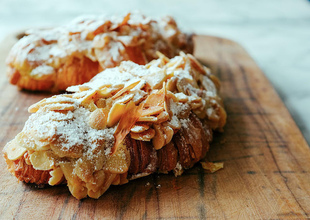 Croissant (크로와상) + Pain au Chocolat (뺑오쇼콜라) | 인스티즈