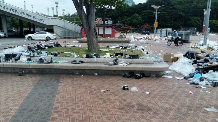 빅뱅 콘서트에 쓰레기 폭탄 맞은 상암 | 인스티즈