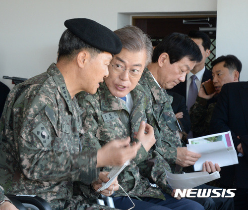 화력격멸훈련 참관하는 문재인 | 인스티즈