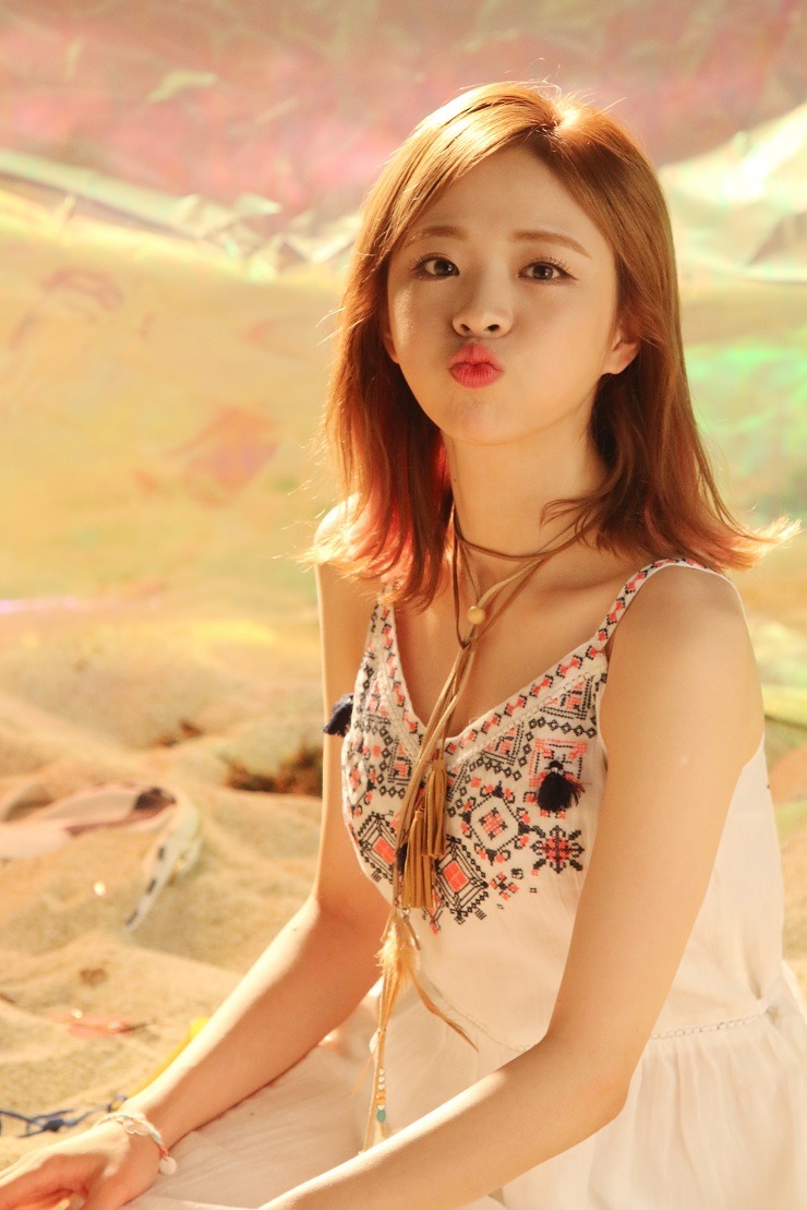 오마이걸 아잉 뮤직비디오 촬영현장 아린, 진이 .jpg | 인스티즈
