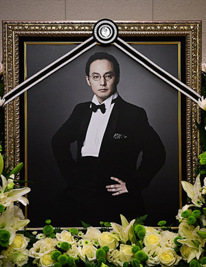 살아도 사는 게 아니래 너 없는 하늘은 창 없는 감옥같아서 웃어도 웃는 게 아니래 초라해 보이고 꿈인 것 같아 보인데 | 인스티즈