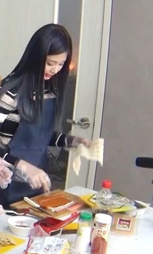 김밥만드는 쯔위 | 인스티즈