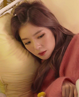 침대에 누운 아이린.gif | 인스티즈