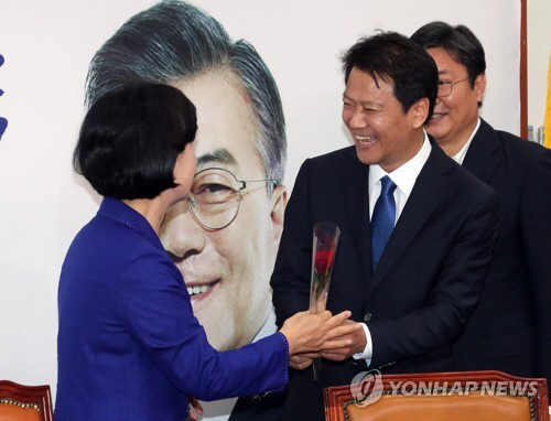 임종석 비서실장이 추미애 대표에게 장미꽃 주면서 한 말 | 인스티즈