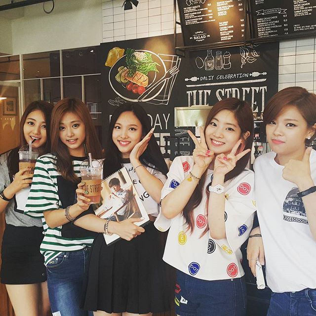 [트와이스] 1주년 기념 멤버 단체 짤 모음.jpg | 인스티즈