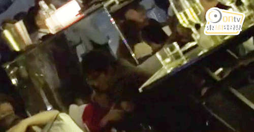 mama뒷풀이 현장에서 친구와 뽀뽀하는 이병헌.jpgif | 인스티즈