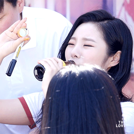 인사를 해야하는데 음료도 마셔야겠고 햇살에 눈까지 부심 | 인스티즈