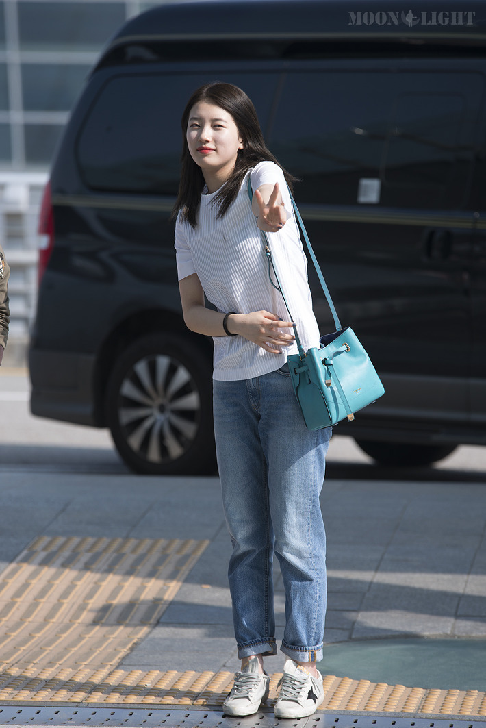 공항에서 만난 어머님이 사진 찍자니까 포즈 취하는 수지 | 인스티즈