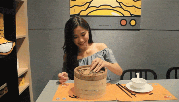 음식가지고 장난치는 여자.gif | 인스티즈