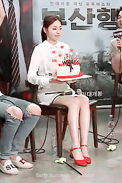 공유한테 장난치는 소희.gif | 인스티즈