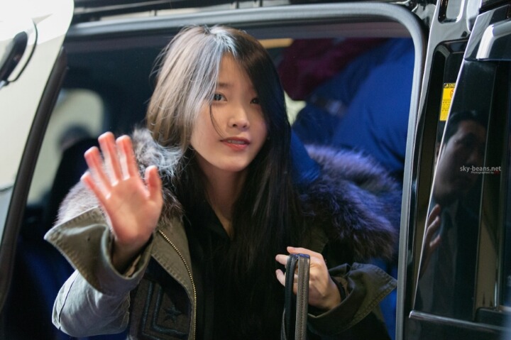 수수한 모습으로 퇴근하는 아이유.jpg | 인스티즈