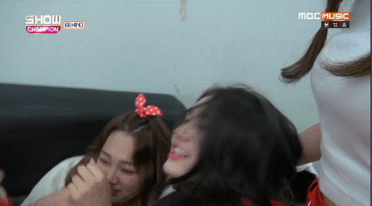 ioi) 강미나에게 마니또 미션 수행하는 김청하.gif | 인스티즈