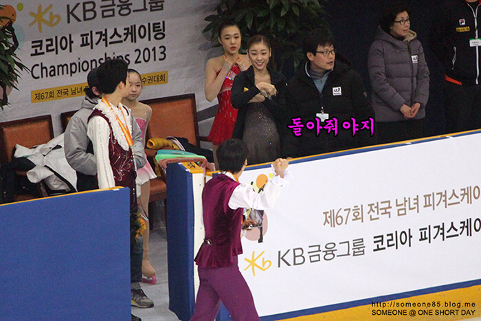 시상식에서 후배들 고나리하는 김연아.gif | 인스티즈