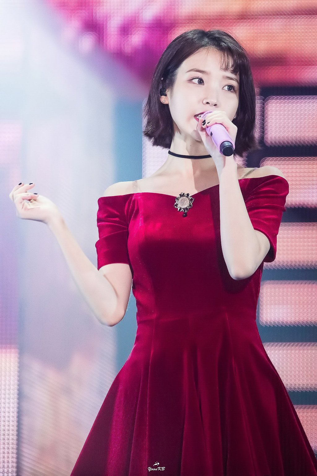 역대급 찍었다는 아이유 단발+레드 의상.jpg | 인스티즈