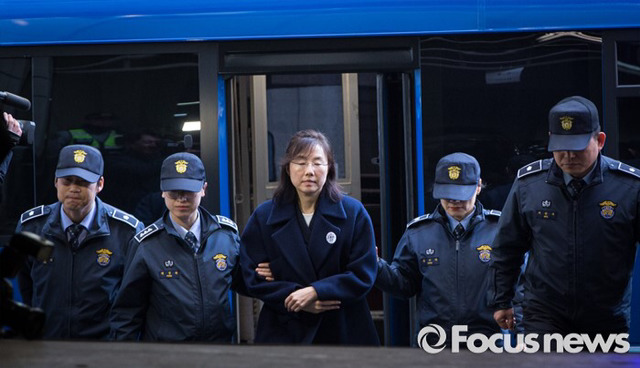 설날 푹 쉬고 특검에 출근한 조윤선 | 인스티즈