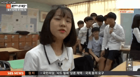리어카 끄는 할아버지를 도와준 여학생.jpgif | 인스티즈
