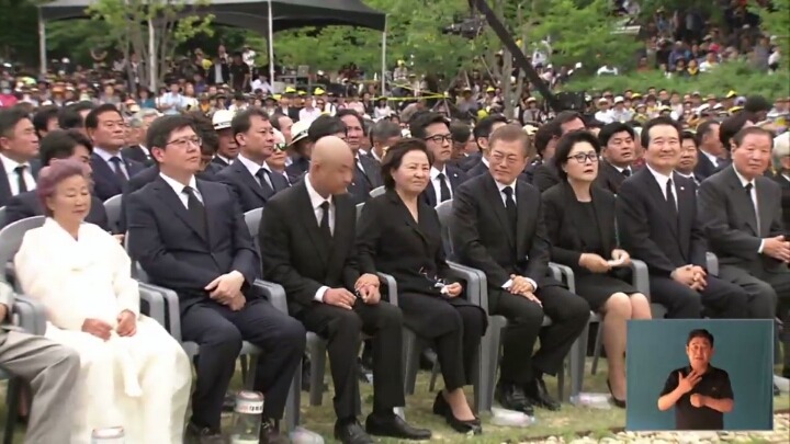 노건호씨 손 잡아주는 문재인 대통령.jpg | 인스티즈
