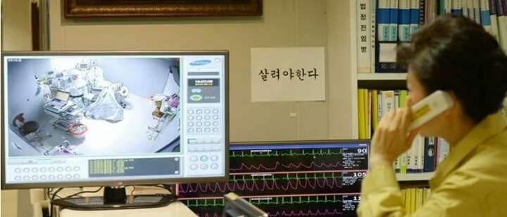 ??? : 문재인이 5.18 유가족 안아줬다고? | 인스티즈