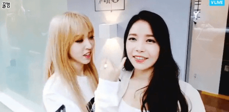 v앱 중에 리더의 코딱지를 파주는 마마무 문별 | 인스티즈