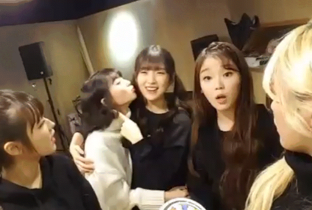[오마이걸] 비니에게 뽀뽀하는 아린이+ 비니의 뽀뽀를 거부하는 아린이.gif | 인스티즈