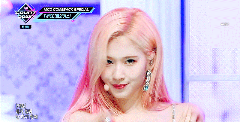 여전히 사람홀리는 사나의 눈빛ㄷㄷㄷ.gif | 인스티즈