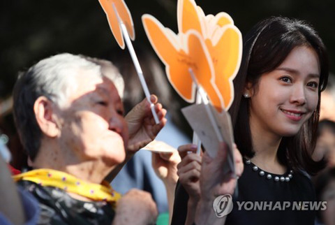 나비부채로 위안부 피해 할머니 햇빛 가려주는 한지민 | 인스티즈