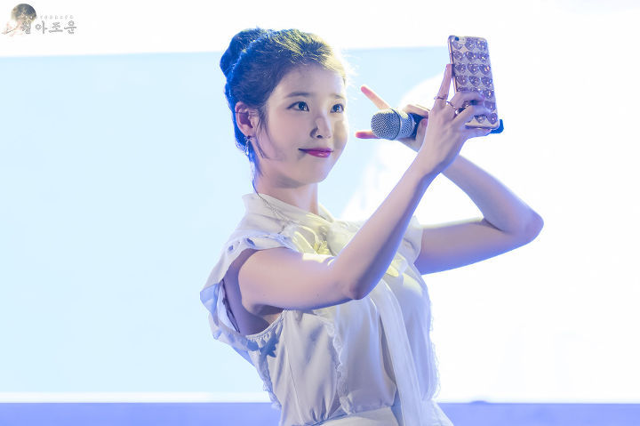 여전히 귀여운 똥머리 아이유.jpg | 인스티즈