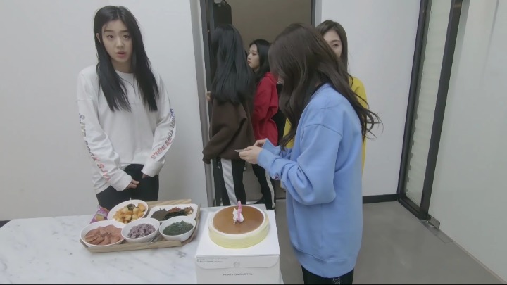 [Fromis_9] 캡틴 이새롬의 생일을 준비하는 귀요미들.jpg | 인스티즈