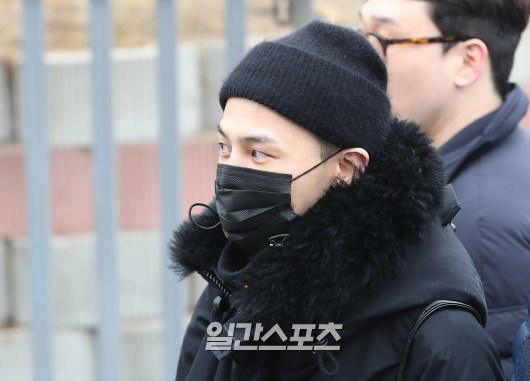 웃으면서 입대하는 지드래곤 모습.jpgif | 인스티즈