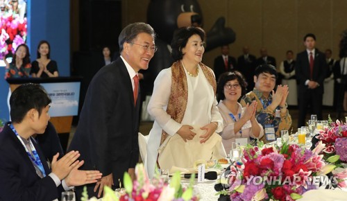 국빈초청으로 인니 가서 동포간담회하는 문재인대통령,김정숙 여사님.jpg | 인스티즈