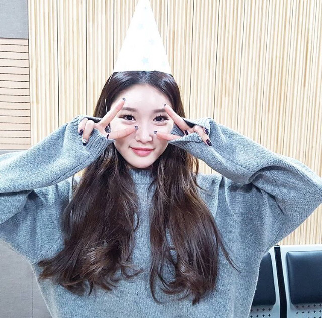 라디오 진행하는 청하.jpg | 인스티즈