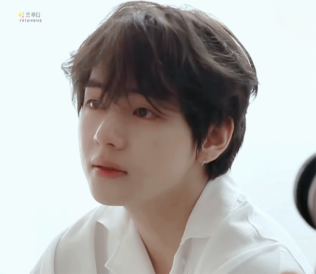 얼굴로 악세사리 존재감 하락시키는 방탄소년단 뷔.jpgif | 인스티즈