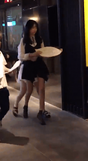 이별의 아침에 꽃을 장식하자 출근한 여자친구.jpg.gif | 인스티즈