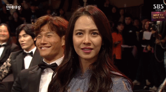 [2017SBS연예대상] 신인상 받아서 수상소감하는 전소민 보고 덩달아 울컥한듯한 송지효.gif | 인스티즈