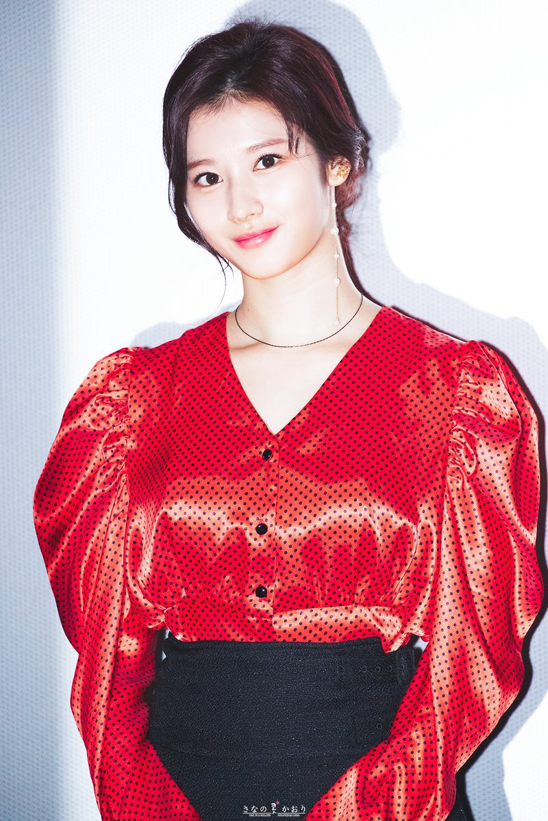 무대인사도는 배우 김사나양.gif | 인스티즈
