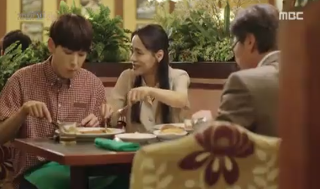 고딩과 인기 아이돌이 의붓형제로 처음 만나는 자린데 눈빛 땜에 멜로적 모먼트 됨.gif | 인스티즈