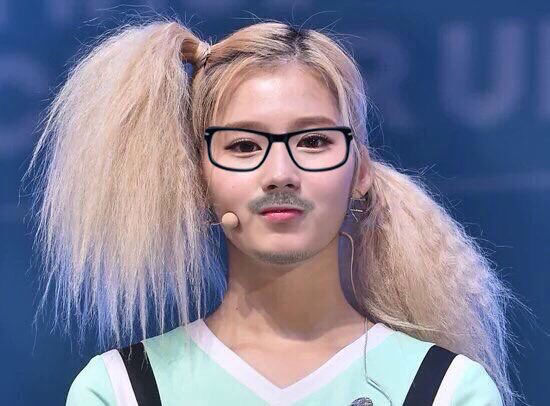 깜짝놀라는 트와이스 사나 | 인스티즈